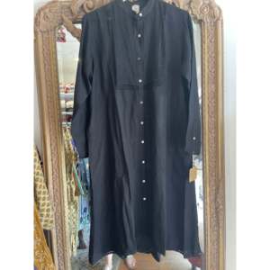 ชุดเดรสผ้าลินินสีดำสำหรับผู้หญิง HEERA แต่งลูกไม้ ปักโลโก้ได้ คุณภาพสูง ระบายอากาศได้ดี ลายเรขาคณิต แขนยาว คอปก - Product Image 3