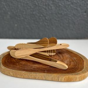 Pinzas de madera natural para servir, pinzas de madera reutilizables para agarrar alimentos, el mejor precio al por mayor - Product Image 6