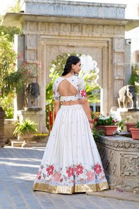 Estilos modernos Bride Lehengas especiales pero arraigados en la herencia textil tradicional diseñada para noches mehendi glamorosas/Diwali - Product Image 2