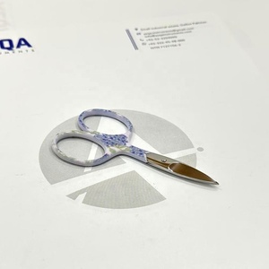 Tijeras de bordado elegantes con mango recubierto de papel puntiagudo personalizado, tijeras profesionales para el hogar hechas en Pakistán - Product Image 1