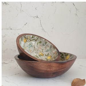 Lot de deux saladiers en bois d'acacia à bord courbé/ondulé avec grain naturel, avec un logo subtil de la marque, disponibles en gros - Product Image 4