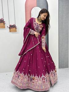 Impresionante tradicional Color granate Pure Vichitra Silk Lehenga Choli con trabajo de bordado pesado para Navratri y ropa festiva - Product Image 3