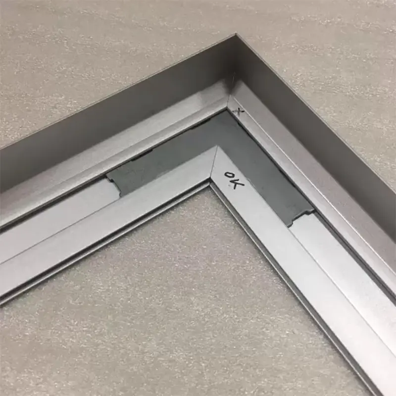 Scie de précision d'usinage CNC personnalisée en masse coupe cadre en aluminium à 45 degrés cadre de plafonnier en aluminium anodisé naturel