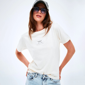 T-shirt 100 % coton pour femme avec patch frontal, logo personnalisé, haut décontracté de haute qualité, marque privée, basiques de mode premium, vente en gros OEM - Product Image 1