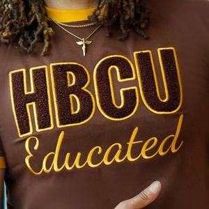 HBCU Éduqué Iota Brun Or Chenille Broderie T Shirt Doux Coton Hommes Tee Personnalisé Université Vêtements Fabricant En Gros - Product Image 4