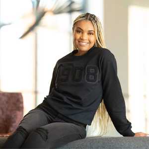 Sweat-shirt de sororité noir 1908 avec patch tonal en chenille, pull confortable pour femmes pour la mode universitaire, les vêtements décontractés et le style streetwear - Product Image 3