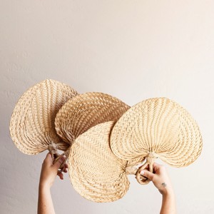 Abanico de mano de madera de bambú al por mayor abanicos naturales decorativos de mano ecológicos de alta calidad para mujer - Product Image 4