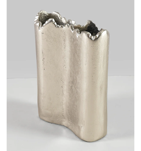 Jarrón Artístico con Borde Ondulado Plateado y Detalles Decorativos de Aluminio con Diseño Texturizado para Decoración Moderna de Hogar y Oficina - Product Image 1