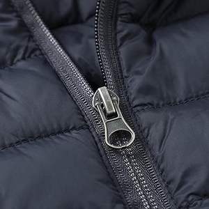 Abrigo informal de invierno 2025 para hombre con capucha sin mangas, chaleco acolchado ligero, chaleco holgado de algodón con logotipo frontal - Product Image 2