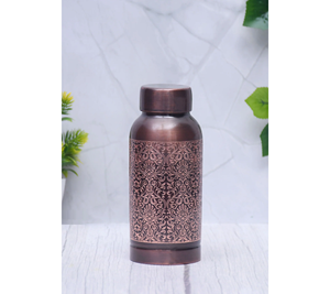 Bouteille d'eau en cuivre pur avec motif gravé pour le bien-être au bureau et les avantages ayurvédiques. - Product Image 4