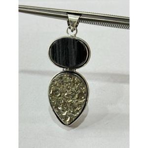 Beau Style Naturel Noir Tourmaline et Pyrite Pierres Précieuses Brutes Pendentifs En Gros En Laiton Métal Gemme Pendentif conception - Product Image 1