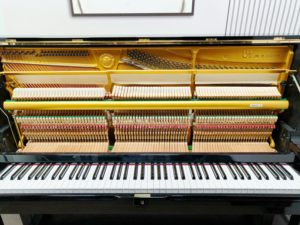 Piano Vertical Yamaha U1H 2121594, Servicio Profesional, Afinado, Calidad Garantizada, Elección Ideal para Artistas - Product Image 3
