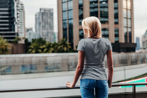 เสื้อยืดสตรีทแวร์น้ำหนักเบาระบายอากาศได้ดีแห้งเร็วสไตล์สตรีทแวร์ผ้าโพลีเอสเตอร์100% ออกแบบโลโก้ได้ตามต้องการแขนสั้นไซส์ XL สำหรับฤดูร้อน - Product Image 6