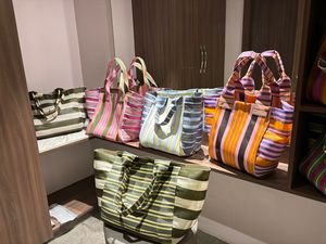 Bolsos con cremallera resistentes al agua de gran capacidad a la moda de invierno, bolsos a rayas tejidos multicolores de nailon reciclado hechos en la India - Product Image 6