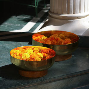 Cuenco de chapa de metal con acabado dorado de alta calidad hecho a mano con técnica pulida de base de madera natural para decoración de fiestas - Product Image 3