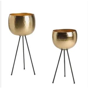 Juego de dos macetas y macetas de metal pulido dorado Diseño personalizado Maceta de metal con acabado dorado con soporte - Product Image 1