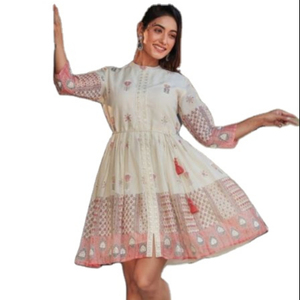 Vestido de moda bohemio de diseñador hecho a mano para adolescentes, ropa de fiesta nueva, decoraciones de encaje, hasta la rodilla, manga tres cuartos, modelo de pedido de tela - Product Image 1