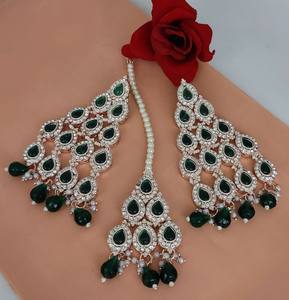 DERNIÈRE CONCEPTION INDIENNE TRADITIONNELLE ET À LA MODE AVEC BOUCLES D'OREILLES EN PERLES BOUCLES D'OREILLES CHANDELIER ENSEMBLE MANGTIKKA POUR FEMMES ET FILLES - Product Image 1