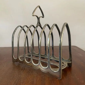 ชั้นวางขนมปังโลหะสีเงินสำหรับใส่ขนมปังชิ้นเล็กๆ อุปกรณ์ครัวสำหรับจัดเก็บขนมปัง อุปกรณ์จัดระเบียบบ้าน - Product Image 1