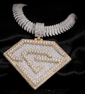 Colgante Escudo de Superman con Moissanita de 25 Quilates y Cadena Cubana, Joyería Hip Hop de Lujo en Acabado Dorado y Blanco - Product Image 3