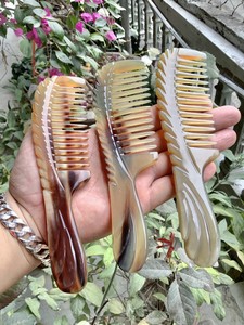 Peine hecho a mano: mango competitivo de cuerno de búfalo Phoenix para mujeres, hombres y niñas para cabello grueso y rizado y ondulado. - Product Image 3