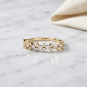 Anillo Minimalista con Engaste de Racimo Disperso de Marquesa y Corte Redondo de 0.55 CTW - Product Image 1