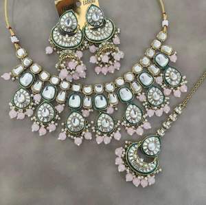 Conjunto de collar tradicional Kundan con pendientes y Maang Tikka para mujer, conjunto de joyería nupcial India para uso festivo y étnico - Product Image 1