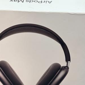 Audífonos Inalámbricos Max de Segunda Mano, Color Gris Espacial, Batería de Más de 3000 mAh, Más de 20 Horas de Reproducción, Control de Volumen - Product Image 4