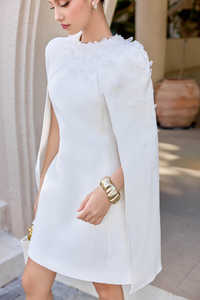 Vestido blanco de primavera con capa de flores en 3D y elegante tela de seda para eventos formales de alta calidad. - Product Image 3