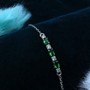 Pulsera Lineal Zarkan Plateada con Patrón Geométrico a Cuadros Verdes, Baño de Rodio, Diseño Clásico y Moderno con Corte Esmeralda, Ideal para Uso Religioso - Product Image 1