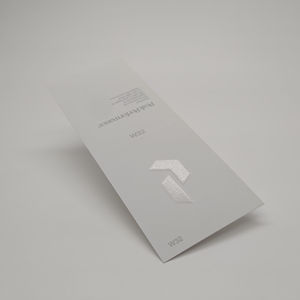 Étiquette de taille personnalisée avec impression offset à effet surélevé brillant avec logo UV en relief en relief avec contenu de taille pour les vêtements de marque de vêtement - Product Image 3