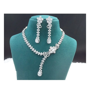 Collier et boucles d'oreilles glamour en pierre AD pour Sarees Lehengas et robes de soirée prêtes à être exportées d'Inde - Product Image 1