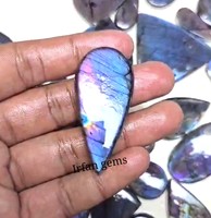Découvrez la beauté du cabochon en Labradorite violette naturelle avec un flash de couleur vibrante idéal pour la guérison ou la collection de bijoux