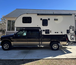 Camper para Camioneta Palomino HS-2910 |   Camper Deslizable para Camioneta |   Autocaravana Compacta Forest River para Aventuras al Aire Libre - Product Image 1
