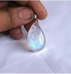 จี้มูนสโตนสีขาวมุกและสีฟ้ารุ้ง ประดับเงินแท้ 925 ชุบทองคำขาว ชุบทองคำชมพู และชุบทองคำเหลือง - Product Image 3