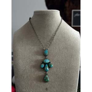 สร้อยคอรูปดอกไม้สีฟ้าครามโซโนรันเมาเทนจากเอลี สกีทส์ ทำจากเงินสเตอร์ลิง เหมาะสำหรับเป็นของขวัญ - Product Image 2