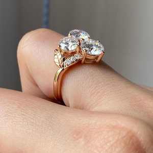 Anillo de Compromiso Clásico de Moissanita con Engaste de Puntas, Corte Redondo, Azul Verde, VVS, Chapado en Oro sobre Plata de Ley 925, de Lujo Personalizado - Product Image 2