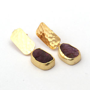 Pendientes colgantes hechos a mano naturales de rubí de Julio con piedra martillada, juego de pinzas chapadas en oro, joyería al por mayor, tachuelas de moda - Product Image 6