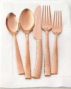 Juego de Cubiertos de Acero Inoxidable 304 Martillado en Oro Rosa de Diseño Moderno, con Logotipo Personalizado, Tenedor y Cuchara para Bodas y Eventos - Product Image 1