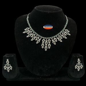 Superbe ensemble de collier et de boucles d'oreilles en pierre AD pour femmes, parfait pour les cérémonies de mariage et les occasions traditionnelles de demoiselles d'honneur - Product Image 1
