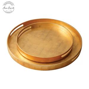 Plateau de service de luxe en métal fini or avec poignées annulaires élégantes, parfait pour la décoration de la table à manger, la cuisine et les cadeaux. - Product Image 3