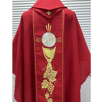 Tissu Polyester rouge avec broderie dorée Père Prêtre Chasuble avec étole 2025 Chasuble brodée neuve sur mesure