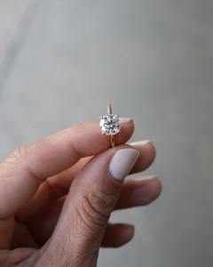 Bague solitaire en CZ taille ronde 7 mm plaquée or jaune, bijoux de fiançailles et de mariage pour femmes, design minimaliste classique, vente en gros d'usine - Product Image 6