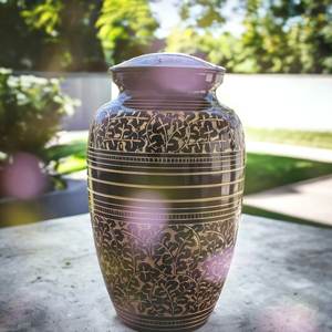 Urne funéraire élégante gravée en noir et or Urne funéraire exquise avec finition en laiton (grand) - Product Image 4