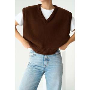 เสื้อสเวตเตอร์คอวีสีดำล้วน - Product Image 4