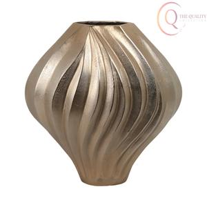 Vase décoratif moderne en métal pour table, conçu pour les intérieurs élégants et les espaces de vie stylés - Product Image 4