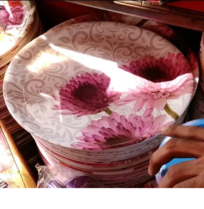 Assiette à dîner ronde en acier inoxydable à motif en relief de bonne qualité et vente au meilleur prix - Product Image 1