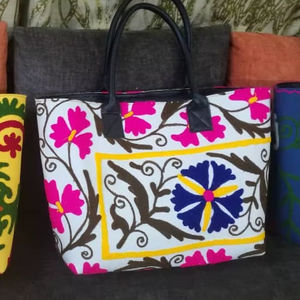 Sac à main en bandoulière pour femme en coton brodé Suzani indien, motif en fil de laine, doublure en coton, logo en forme de croix avec chaînes - Product Image 1