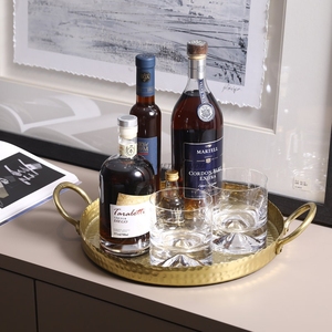 Élégant plateau de service rond doré avec dessus en marbre et poignées élégantes, parfait pour exposer des bougies et améliorer l'esthétique de la maison - Product Image 6