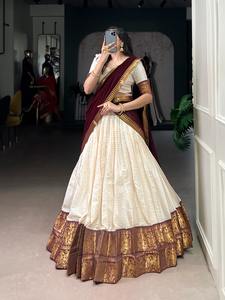 Elégant Poly Coton Avec Chex Et Zari Tissage Travail Lehenga Choli Fabricant Et Fournisseur De Surat - Product Image 2